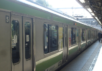 日本留学在东京坐电车上下班比开车方便